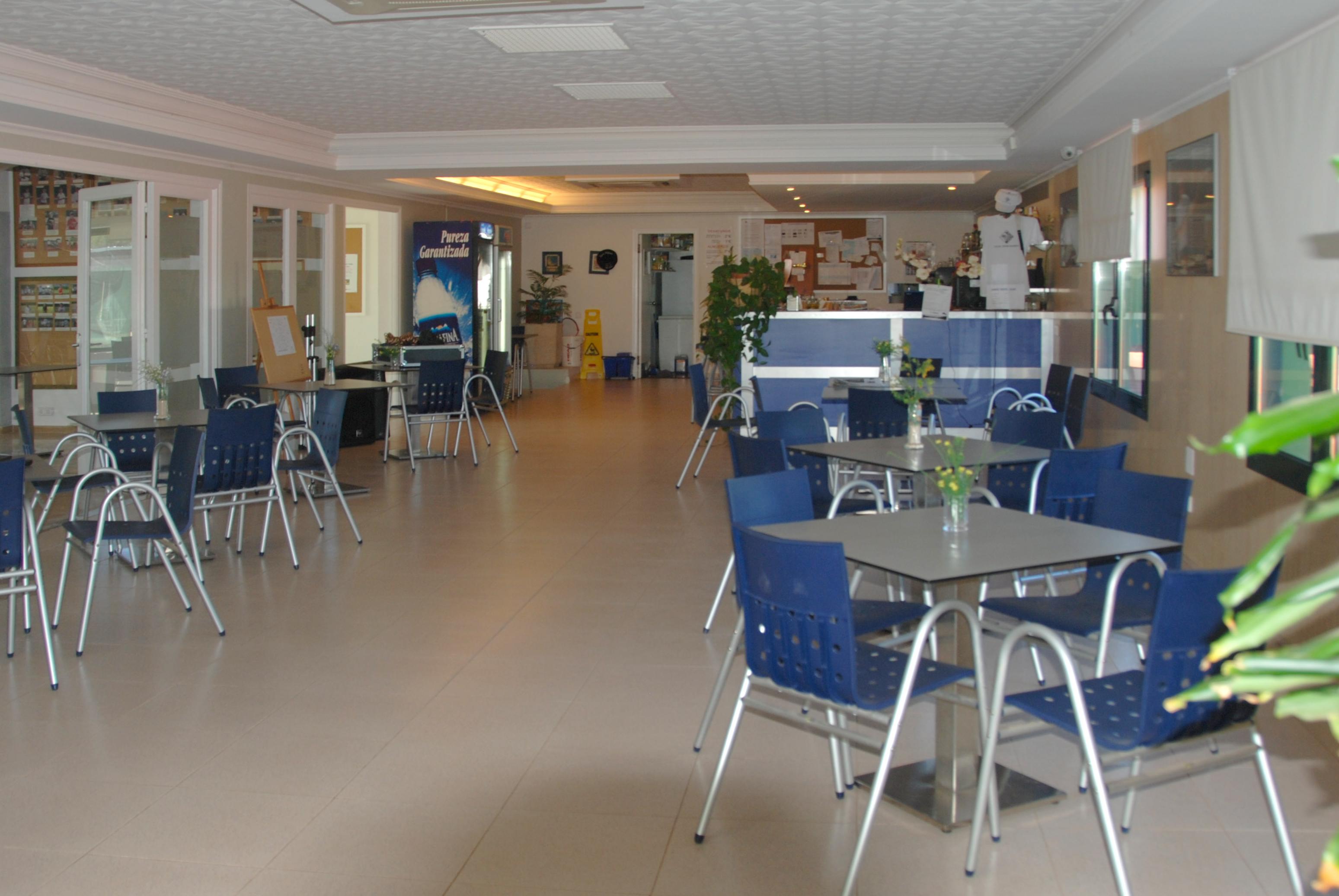 Interior del bar del Club Tenis Mahón