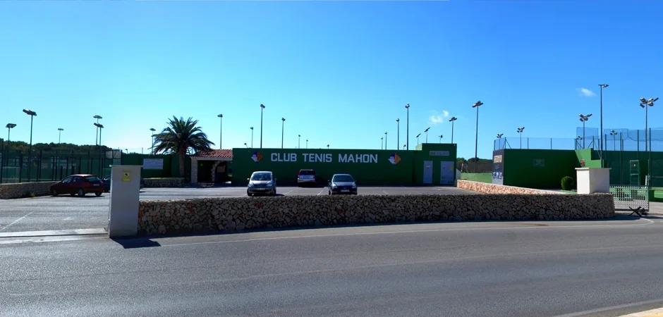 Entrada del Club Tenis Mahón