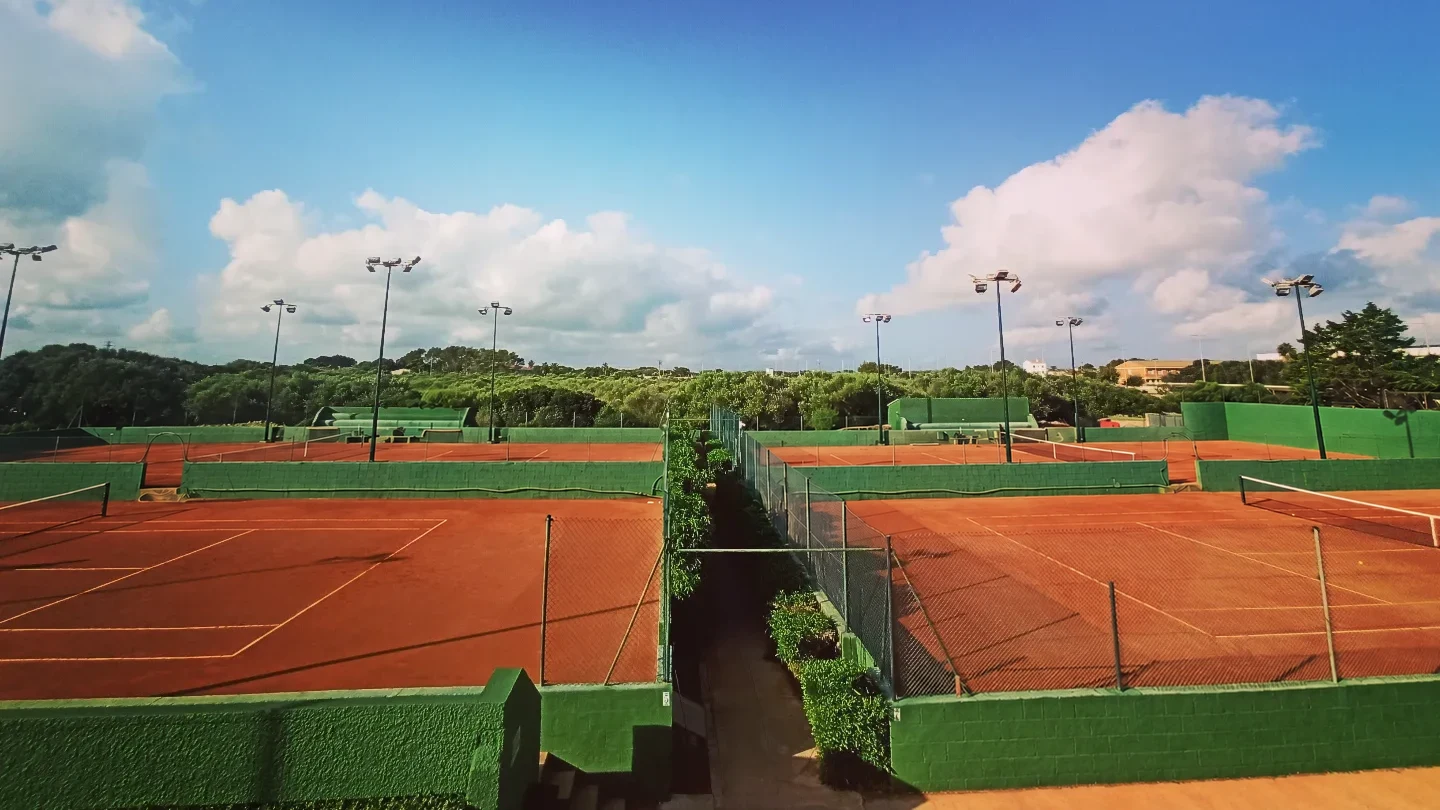 Campi in terra battuta vuoti del Club Tenis Mahón