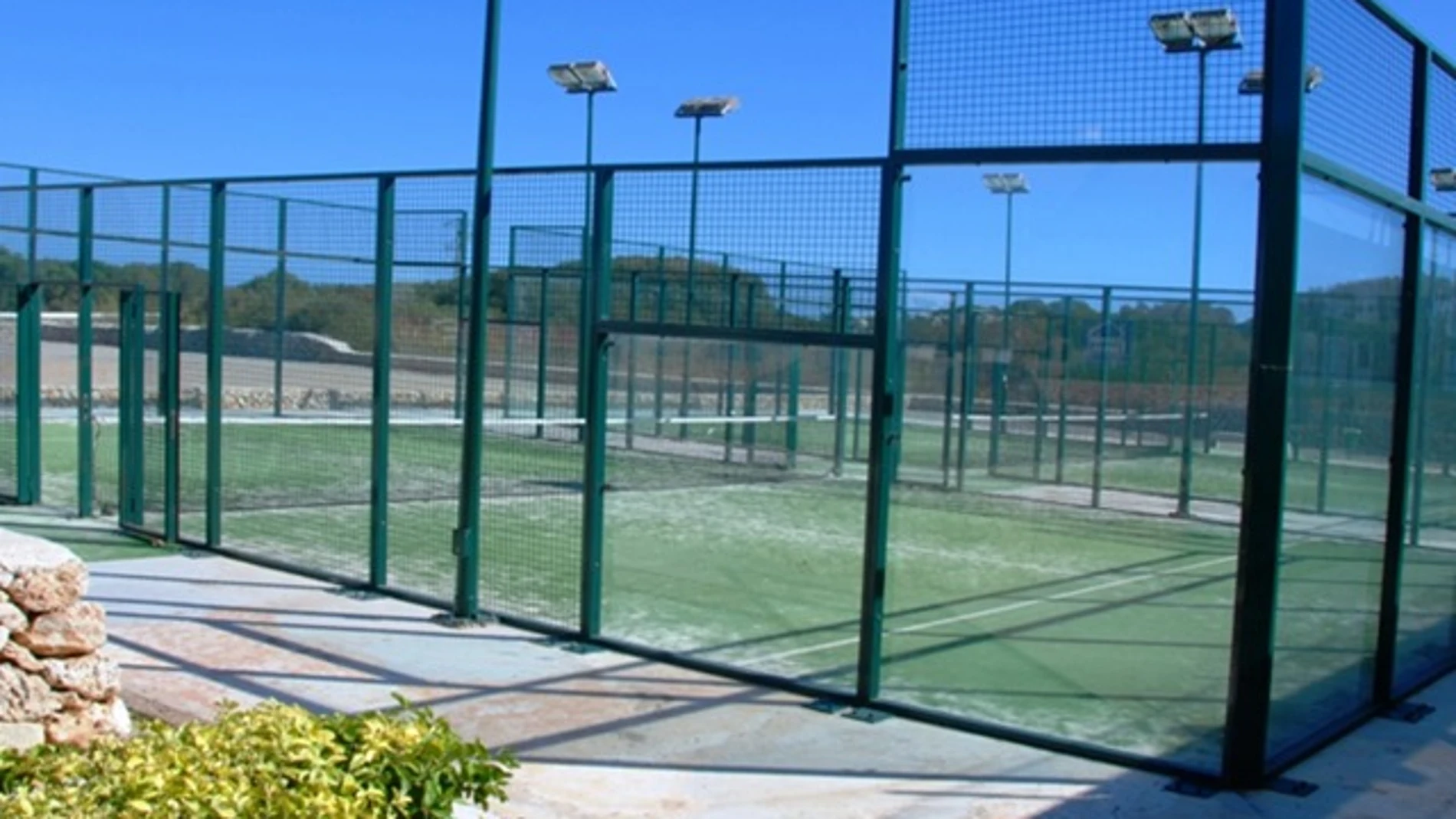 4 pistas · Pádel