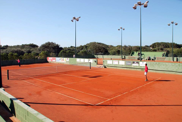 6 pistas · Tierra batida